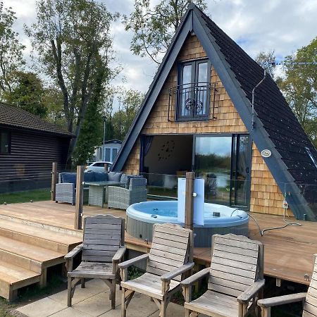 Widgeon Bespoke Cabin Is Lakeside With Private Fishing Peg, Hot Tub Situated At Tattershall Lakes Country Park Esterno foto