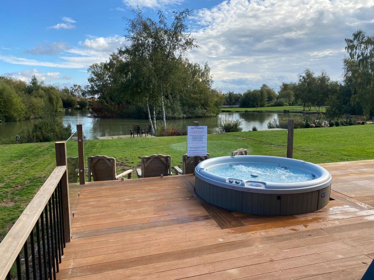 Widgeon Bespoke Cabin Is Lakeside With Private Fishing Peg, Hot Tub Situated At Tattershall Lakes Country Park Esterno foto
