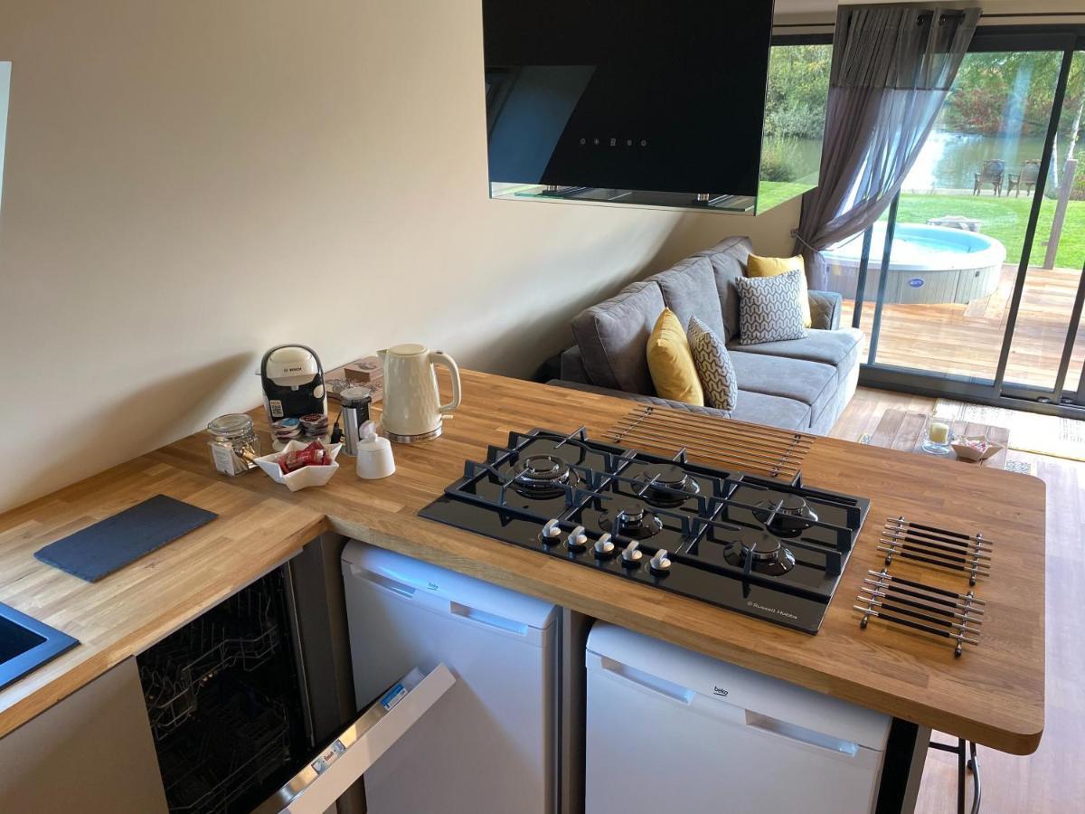 Widgeon Bespoke Cabin Is Lakeside With Private Fishing Peg, Hot Tub Situated At Tattershall Lakes Country Park Esterno foto