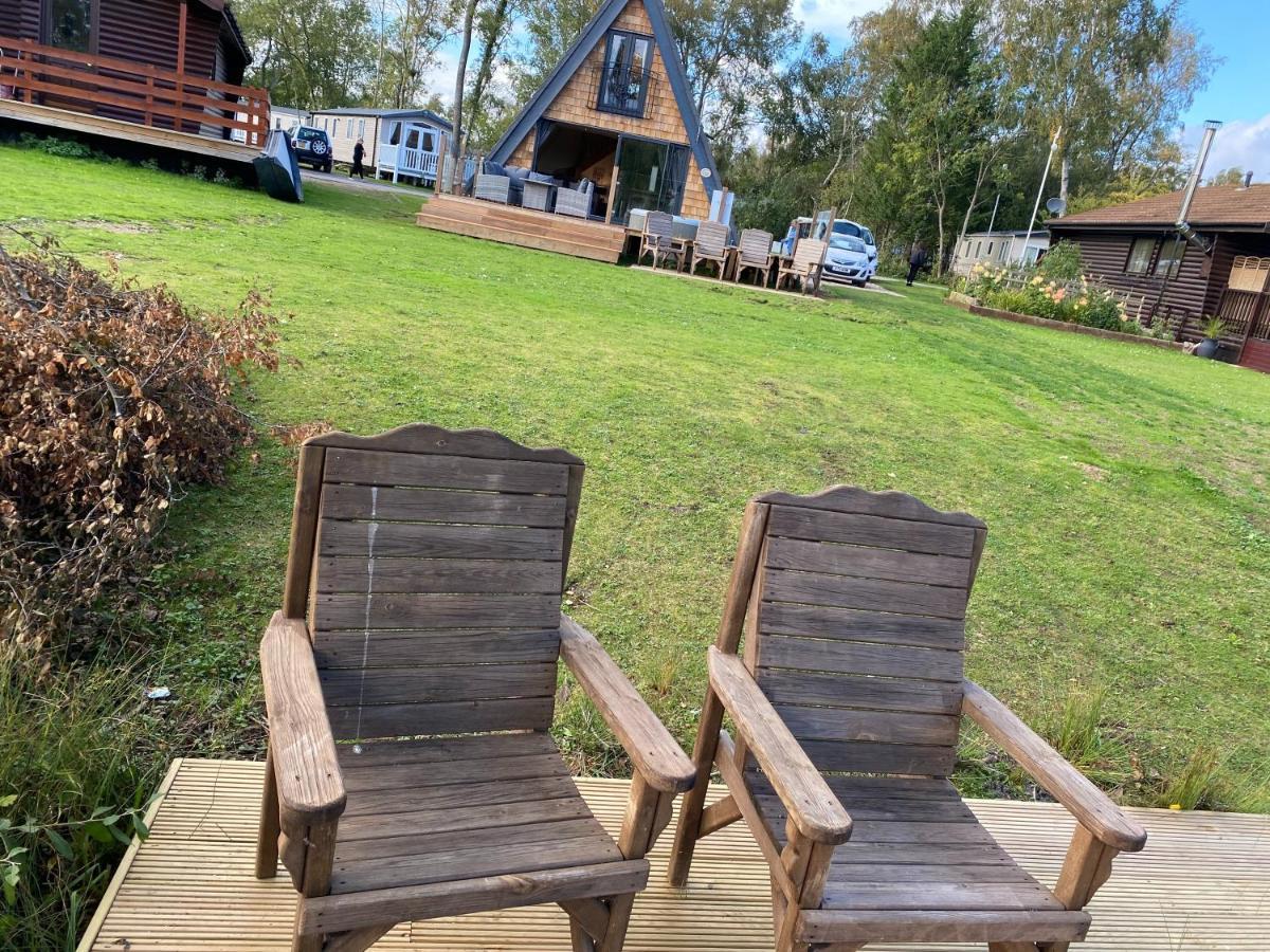 Widgeon Bespoke Cabin Is Lakeside With Private Fishing Peg, Hot Tub Situated At Tattershall Lakes Country Park Esterno foto