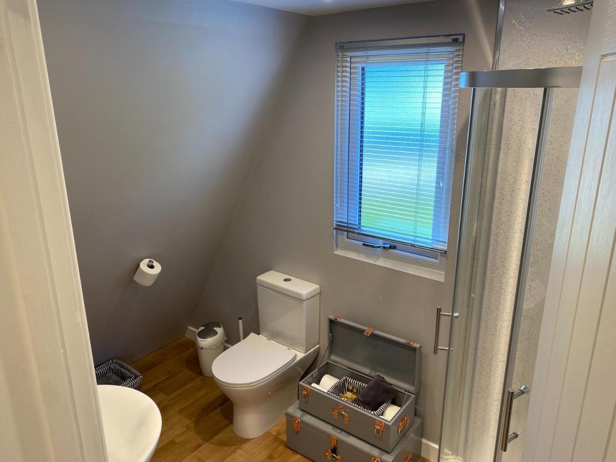 Widgeon Bespoke Cabin Is Lakeside With Private Fishing Peg, Hot Tub Situated At Tattershall Lakes Country Park Esterno foto