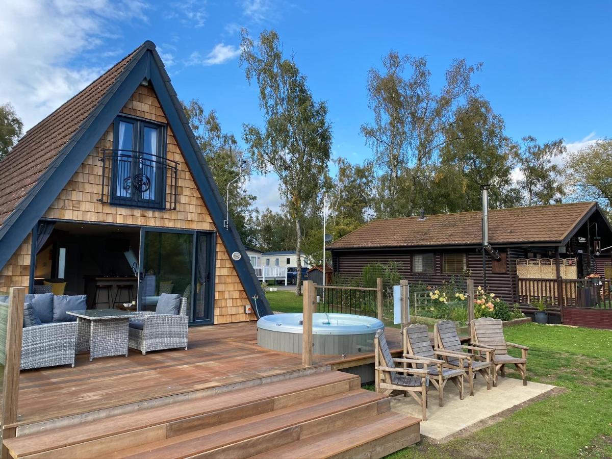 Widgeon Bespoke Cabin Is Lakeside With Private Fishing Peg, Hot Tub Situated At Tattershall Lakes Country Park Esterno foto