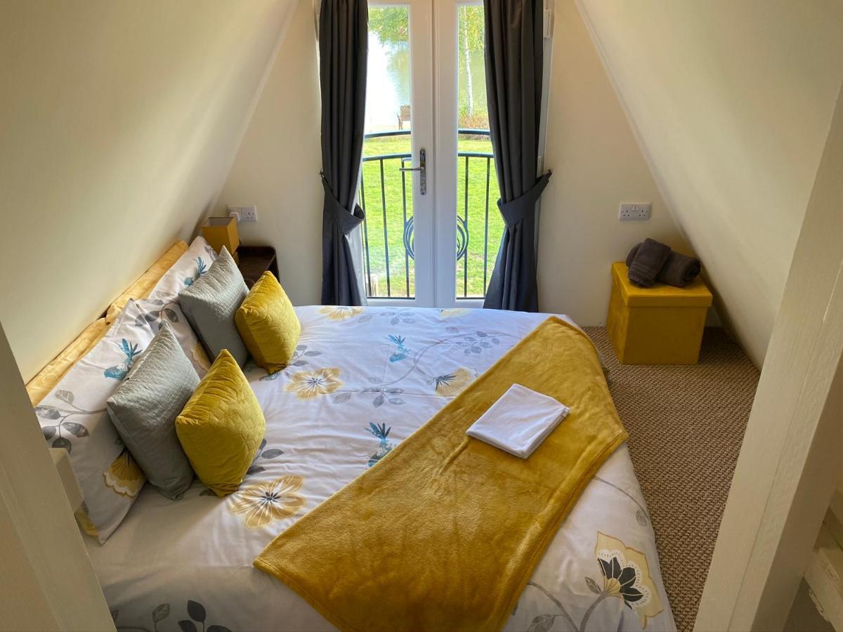 Widgeon Bespoke Cabin Is Lakeside With Private Fishing Peg, Hot Tub Situated At Tattershall Lakes Country Park Esterno foto