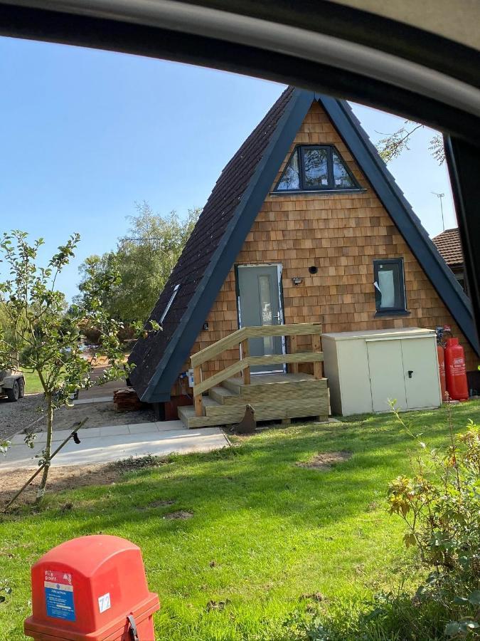 Widgeon Bespoke Cabin Is Lakeside With Private Fishing Peg, Hot Tub Situated At Tattershall Lakes Country Park Esterno foto